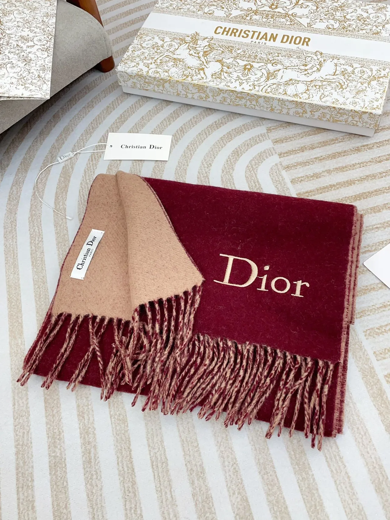 Dior bufanda de cachemira con borde de pata de gallo en borgoña 5
