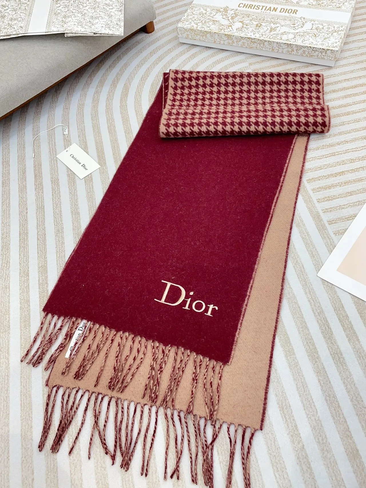 Dior bufanda de cachemira con borde de pata de gallo en borgoña 6