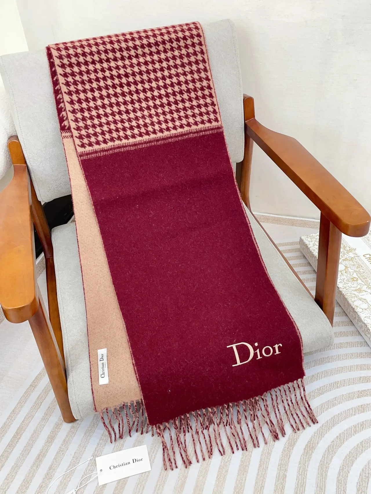 Dior bufanda de cachemira con borde de pata de gallo en borgoña 7
