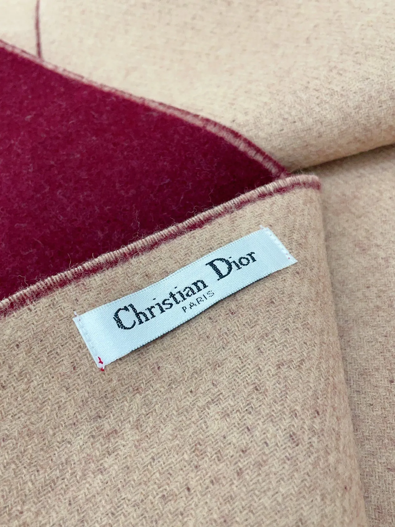 Dior bufanda de cachemira con borde de pata de gallo en borgoña 9