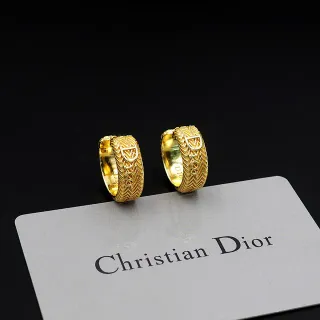 Dior তির্যক ঘेरা সোনার মাছের হাড় খোদাই অক্ষর খোদাই কানের দুল