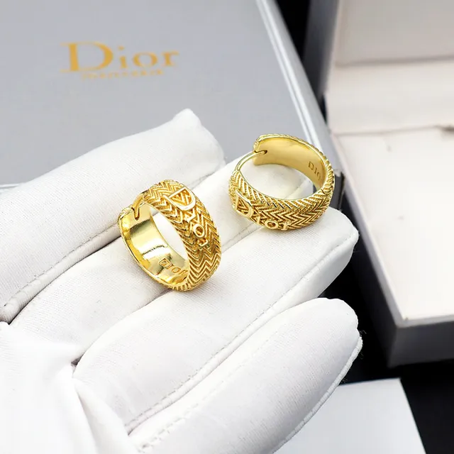 Dior अनुत्तर घेरा सोने का मछली हड्डी खोद कर अक्षरों से सजाया कान के गहने 5
