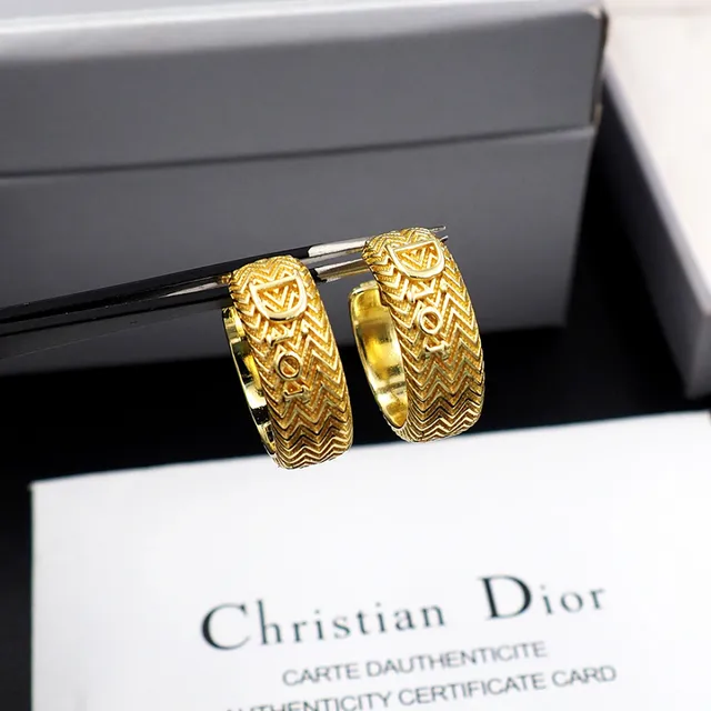 Dior अनुत्तर घेरा सोने का मछली हड्डी खोद कर अक्षरों से सजाया कान के गहने 8