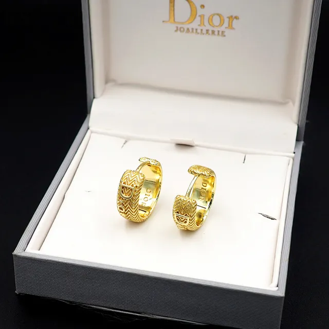 Dior अनुत्तर घेरा सोने का मछली हड्डी खोद कर अक्षरों से सजाया कान के गहने 10