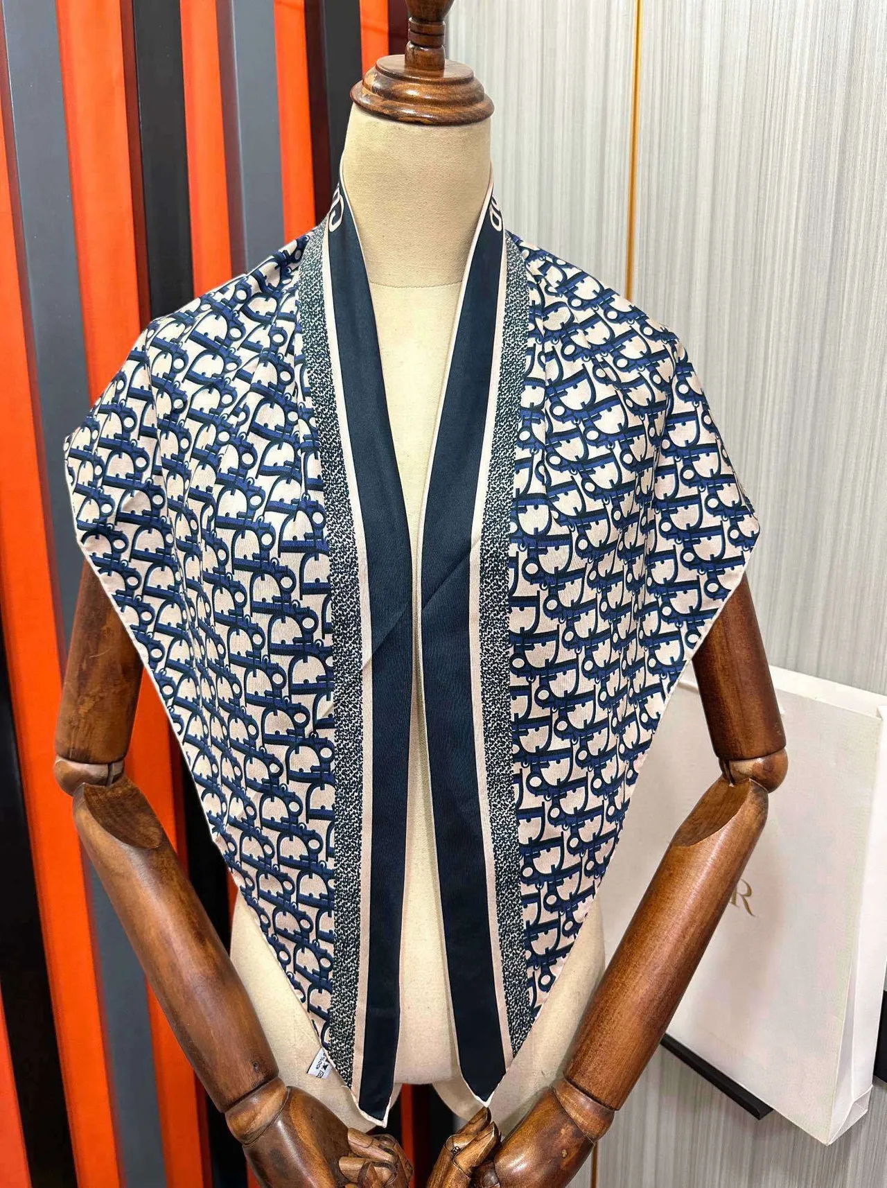 Dior Oblique Monogram বেইজ এবং নেভি সিল্ক স্কার্ফ 2