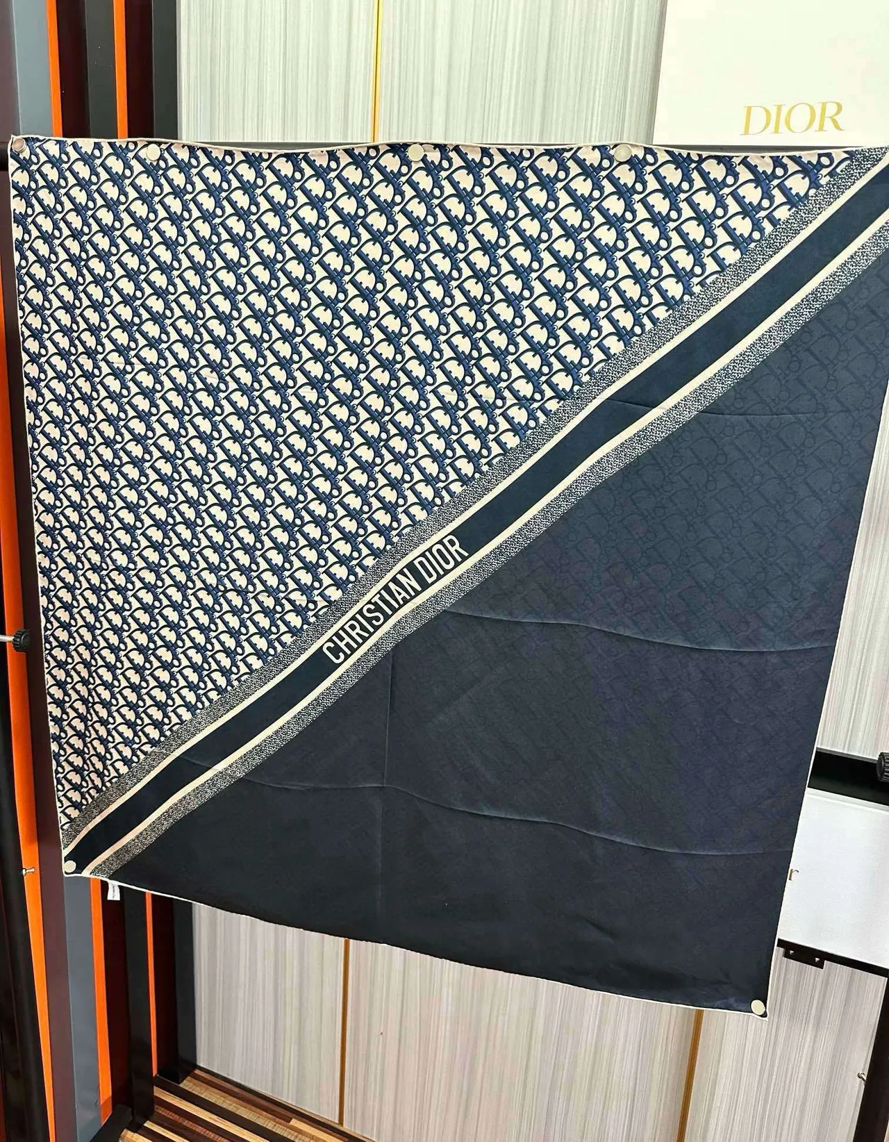 Dior Oblique Monogram বেইজ এবং নেভি সিল্ক স্কার্ফ 3