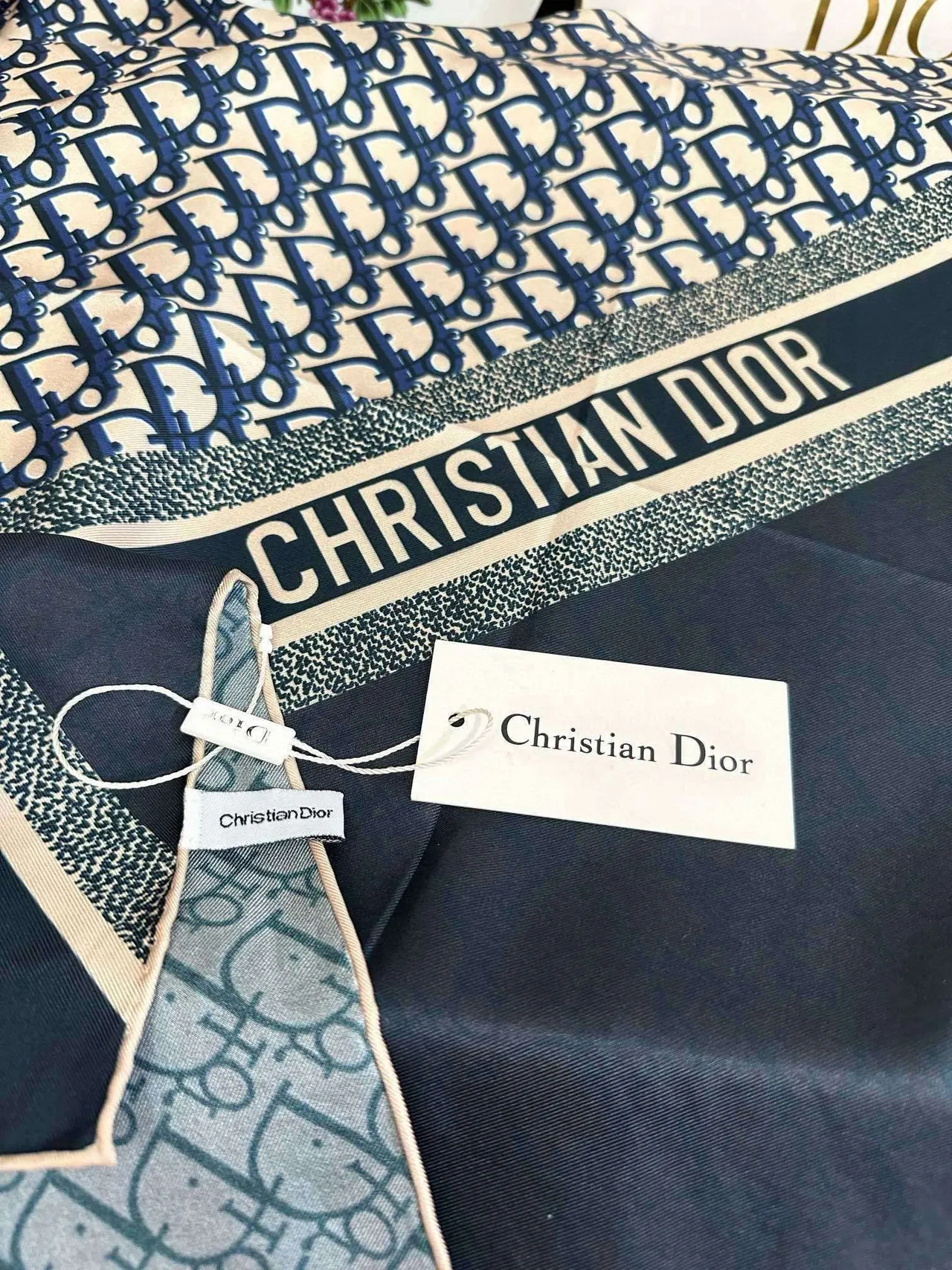 Dior Oblique Monogram বেইজ এবং নেভি সিল্ক স্কার্ফ 4