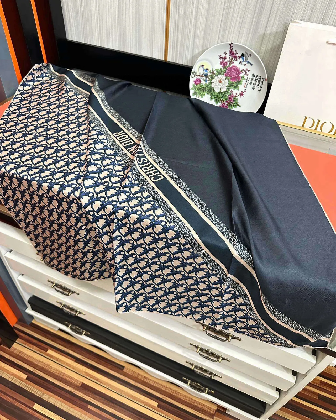 Dior Oblique Monogram বেইজ এবং নেভি সিল্ক স্কার্ফ 6