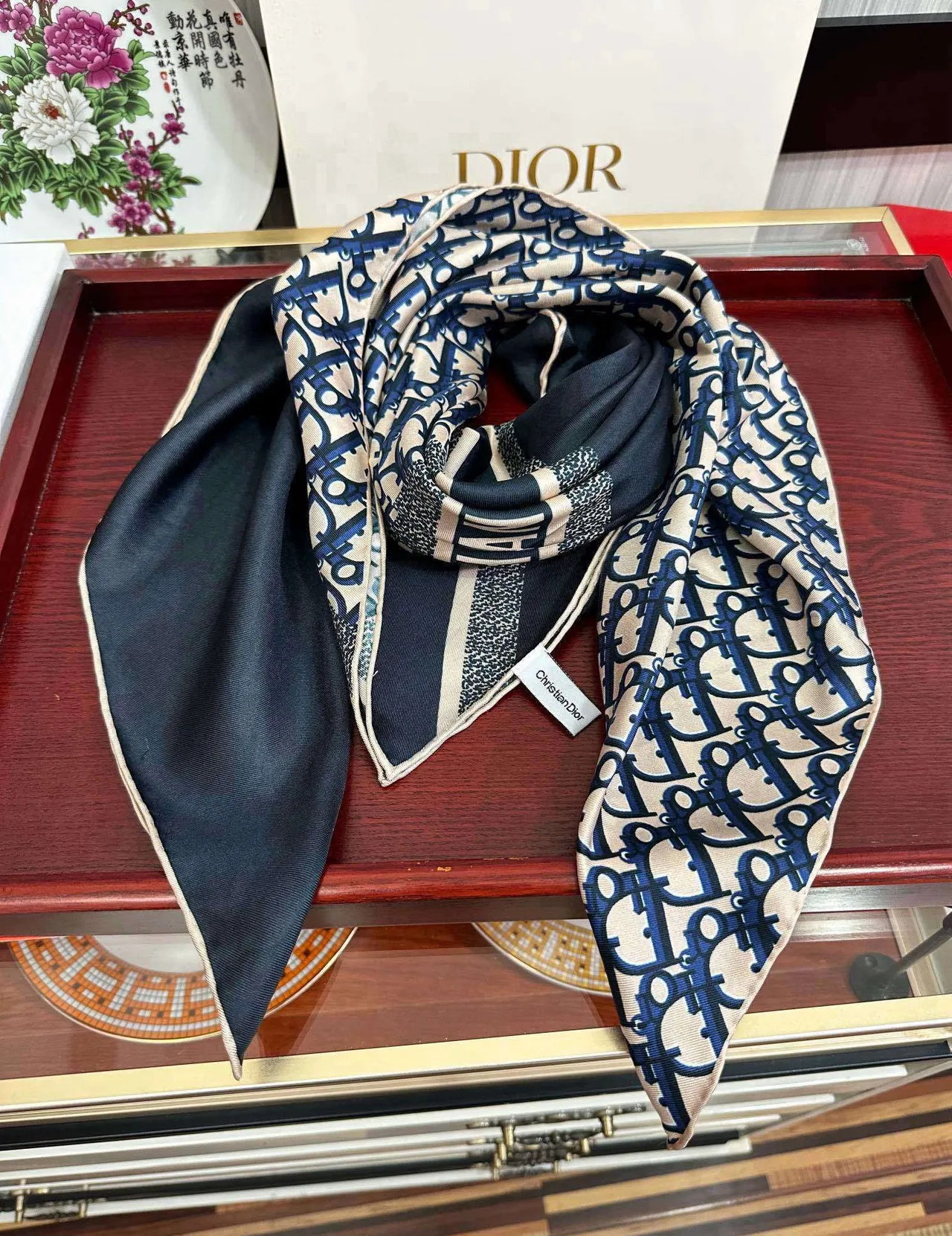 Dior Oblique Monogram বেইজ এবং নেভি সিল্ক স্কার্ফ 7