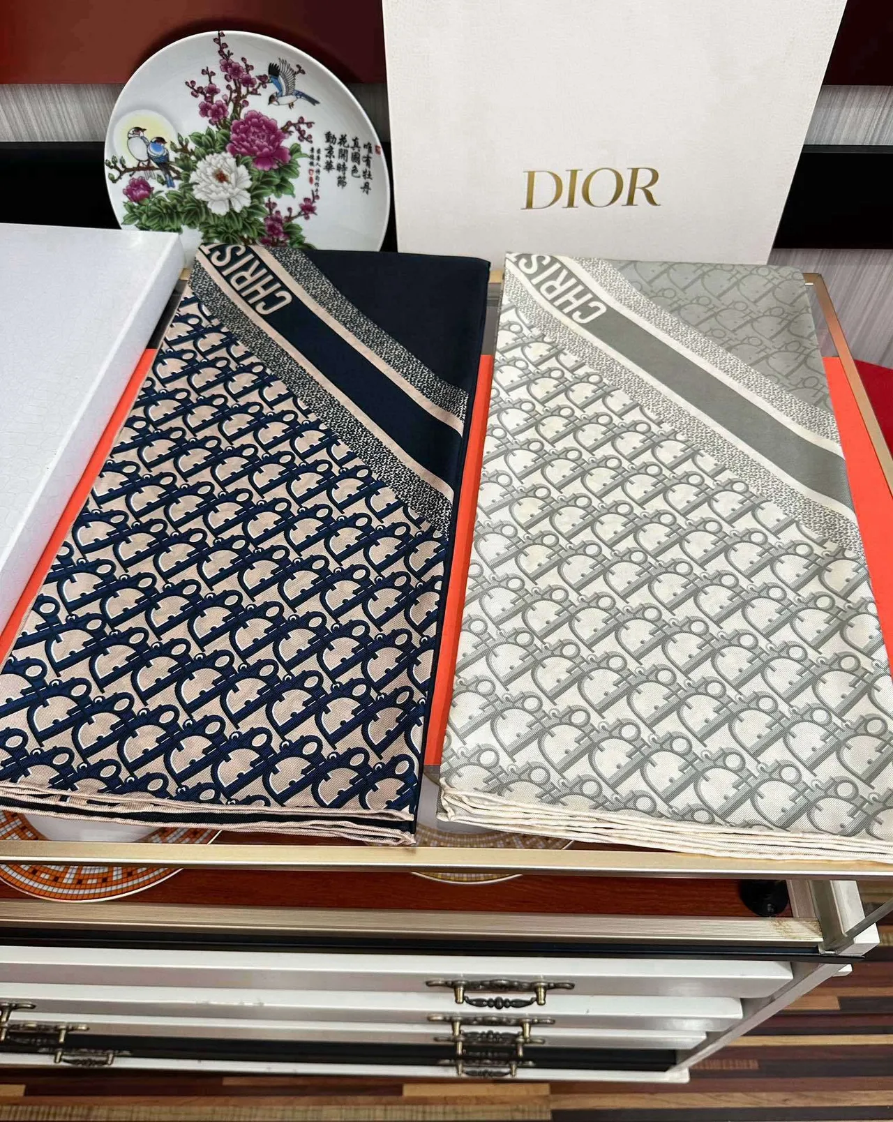 Dior Oblique Monogram বেইজ এবং নেভি সিল্ক স্কার্ফ 9