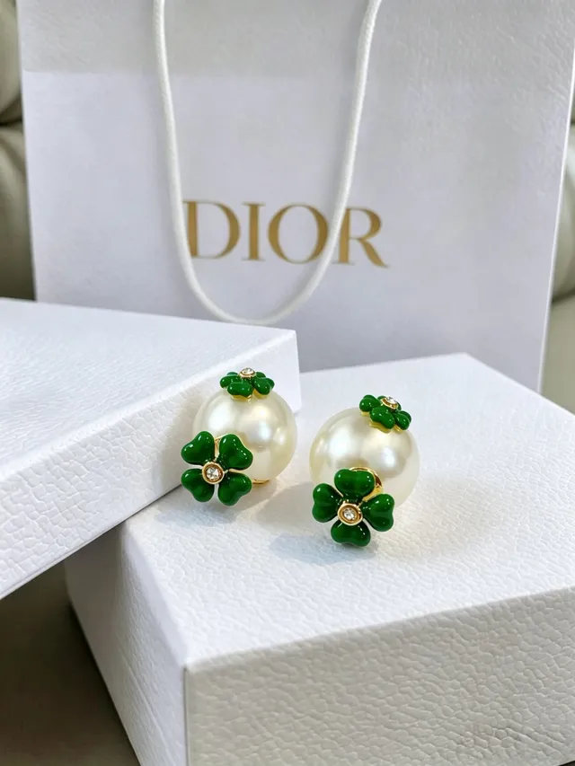 Brincos de Stud com Pérola e Esmalte Verde de Clover de Dior 2