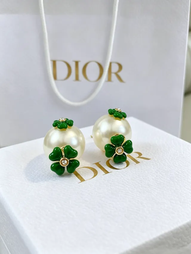 Brincos de Stud com Pérola e Esmalte Verde de Clover de Dior 3