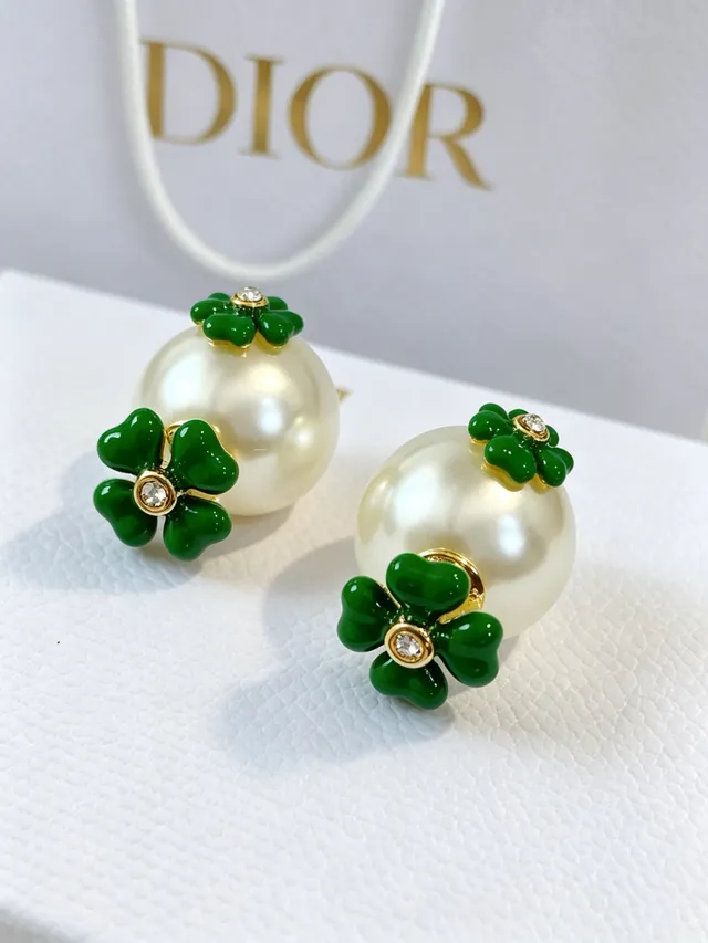 Brincos de Stud com Pérola e Esmalte Verde de Clover de Dior 4