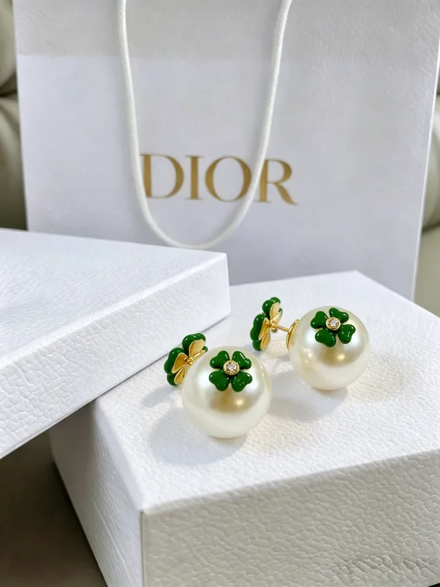 Brincos de Stud com Pérola e Esmalte Verde de Clover de Dior 6