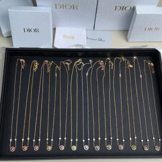 Dior Rose des Vents নাজুক কম্পাস স্টার পেন্ডেন্ট হার