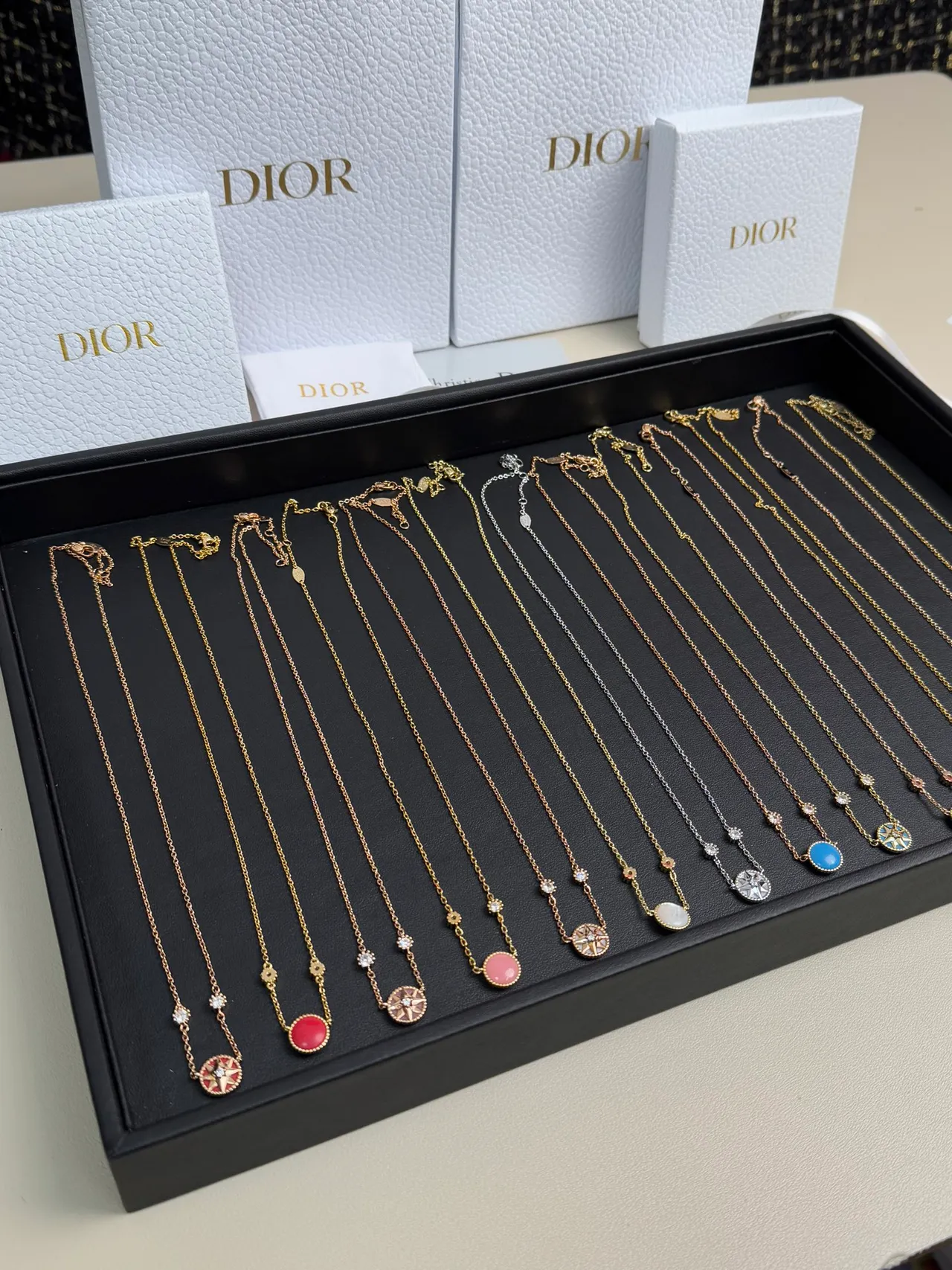 Dior Rose des Vents নাজুক কম্পাস স্টার পেন্ডেন্ট হার 2