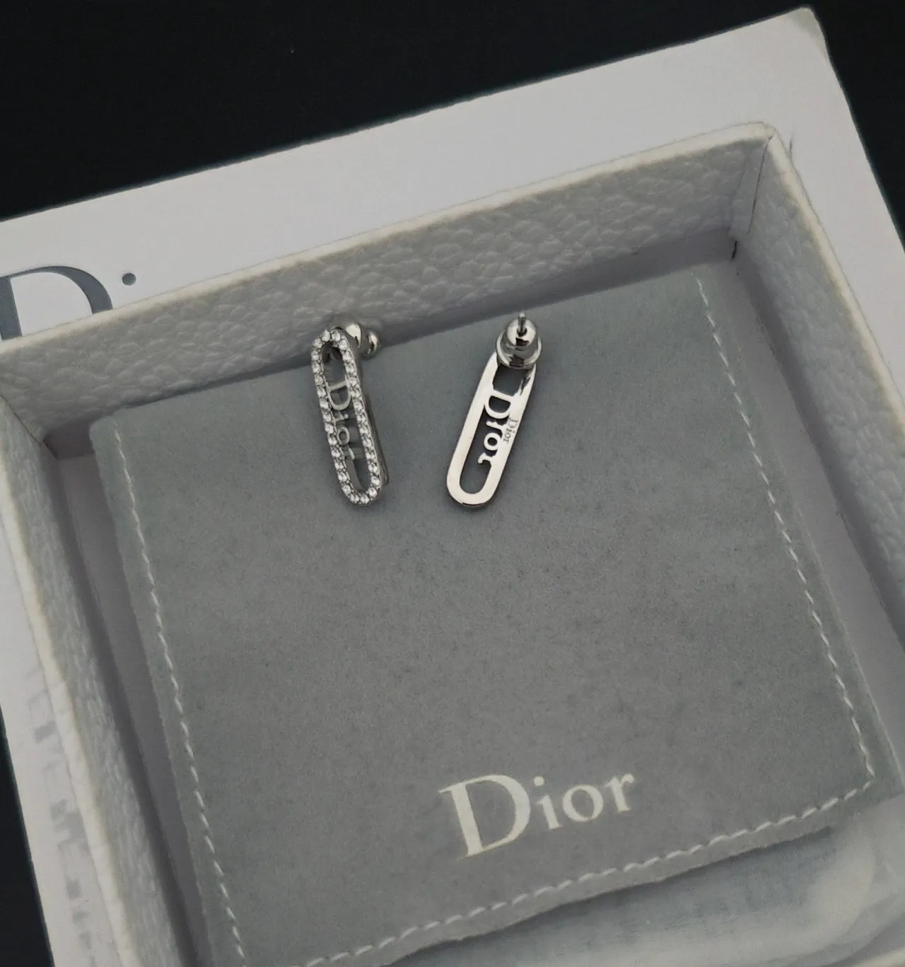 Dior Plata Gris Pavé-Set Logo-Embellished Aretes 2