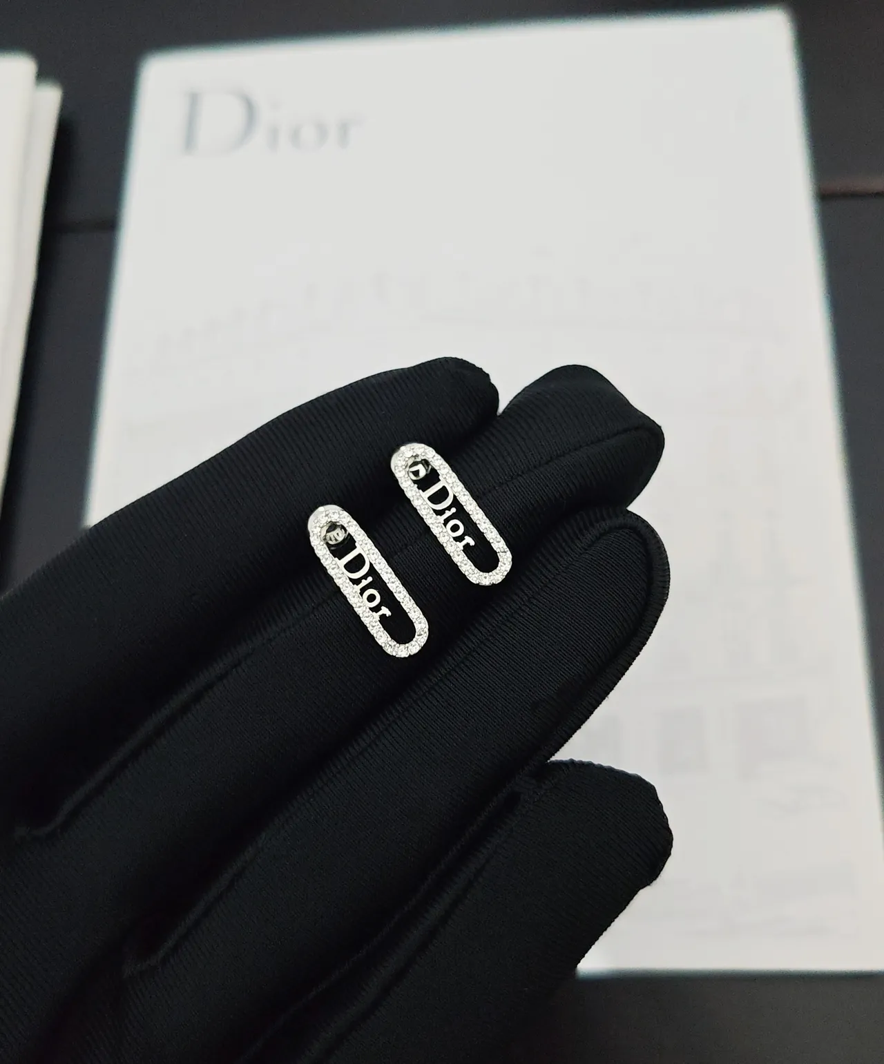 Dior Plata Gris Pavé-Set Logo-Embellished Aretes 4
