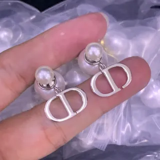 Boucles d'oreilles Dior Argent Blanc Double-Pearl Stud Pendentif CD Logo Charm
