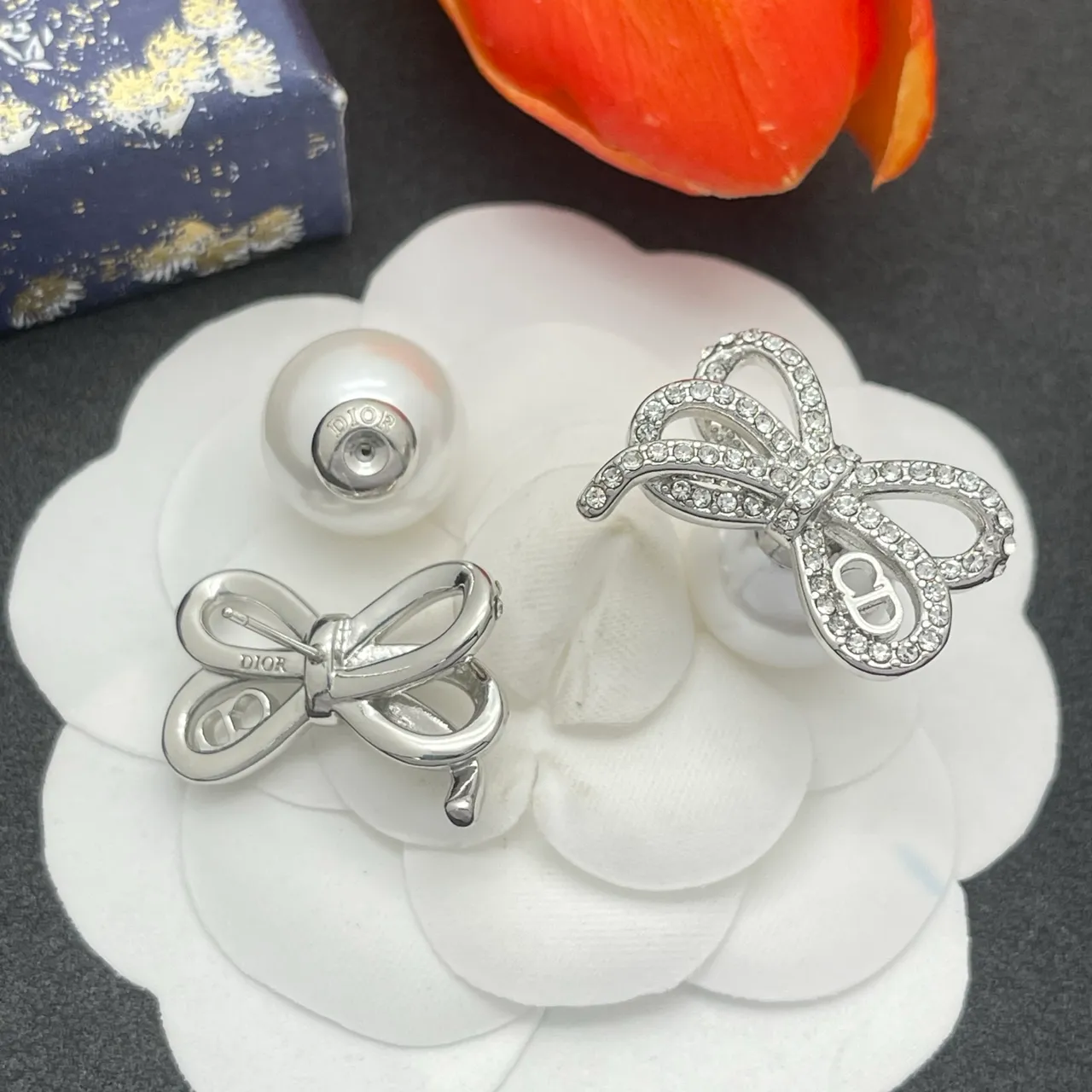 Dior Brincos de Espeto Prata Branca Pérola Atrás Decorados com Cristais e Laço 4