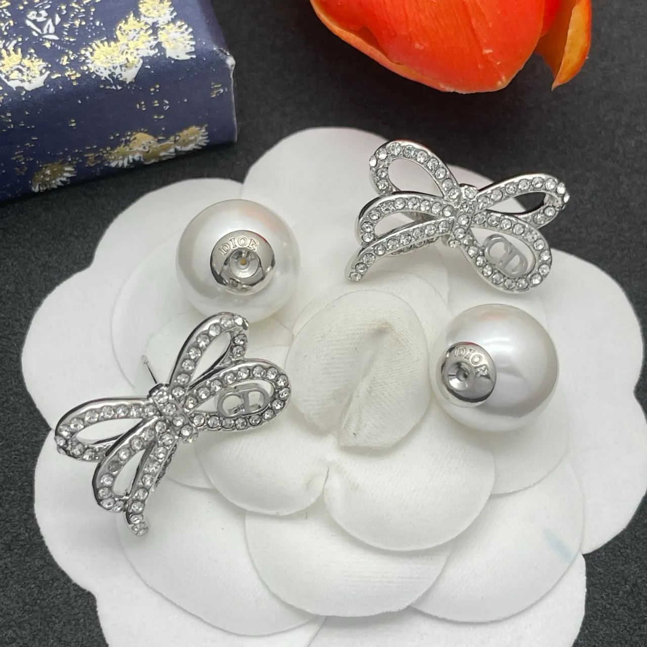 Dior Brincos de Espeto Prata Branca Pérola Atrás Decorados com Cristais e Laço 5