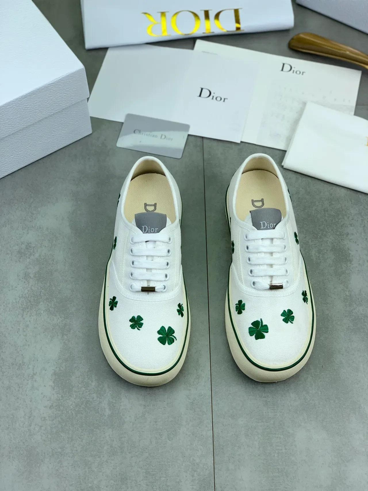 Dior 白绿帆布鞋面刺绣四叶草图案生活方式运动鞋 4
