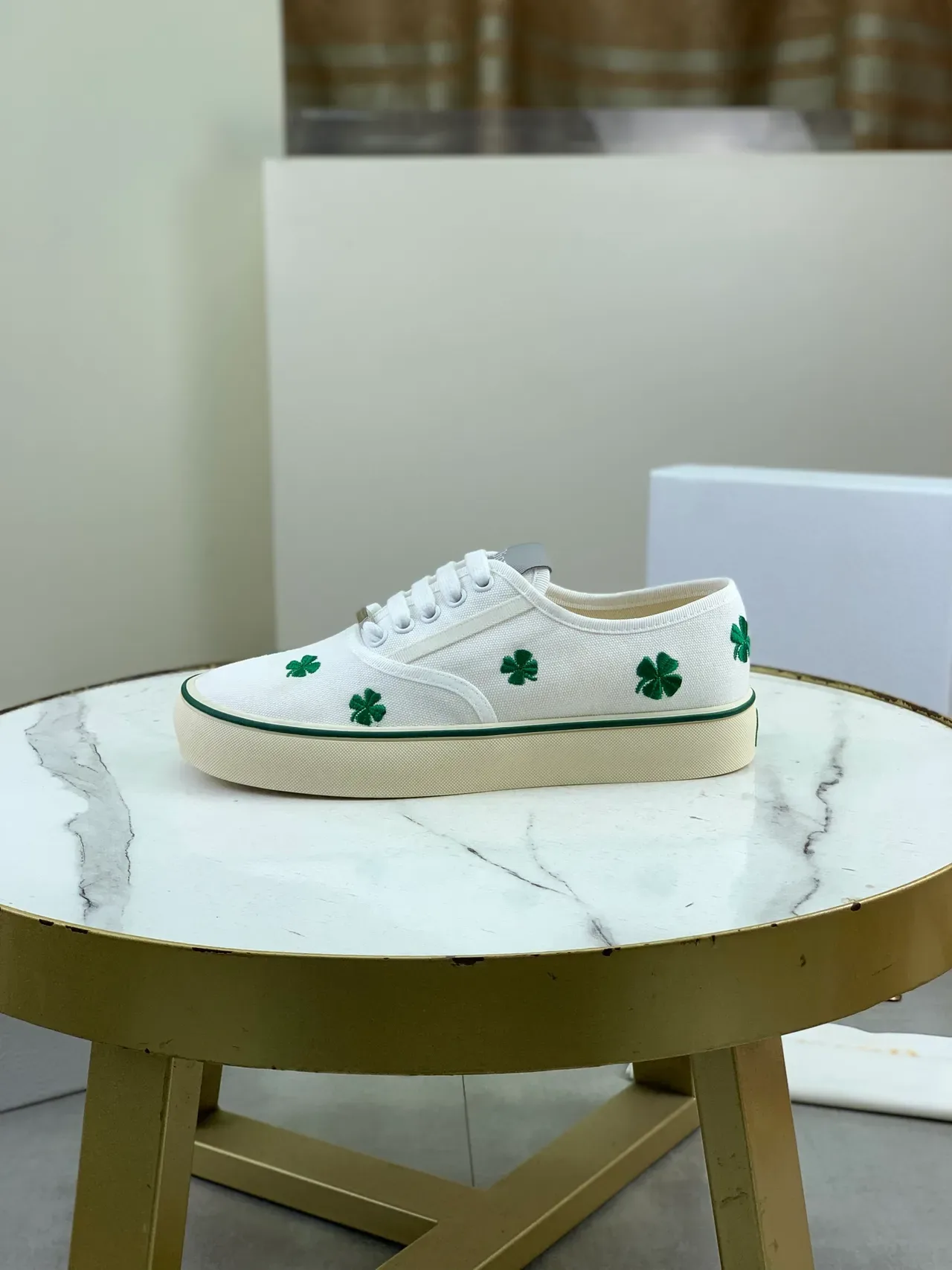 Dior 白绿帆布鞋面刺绣四叶草图案生活方式运动鞋 5