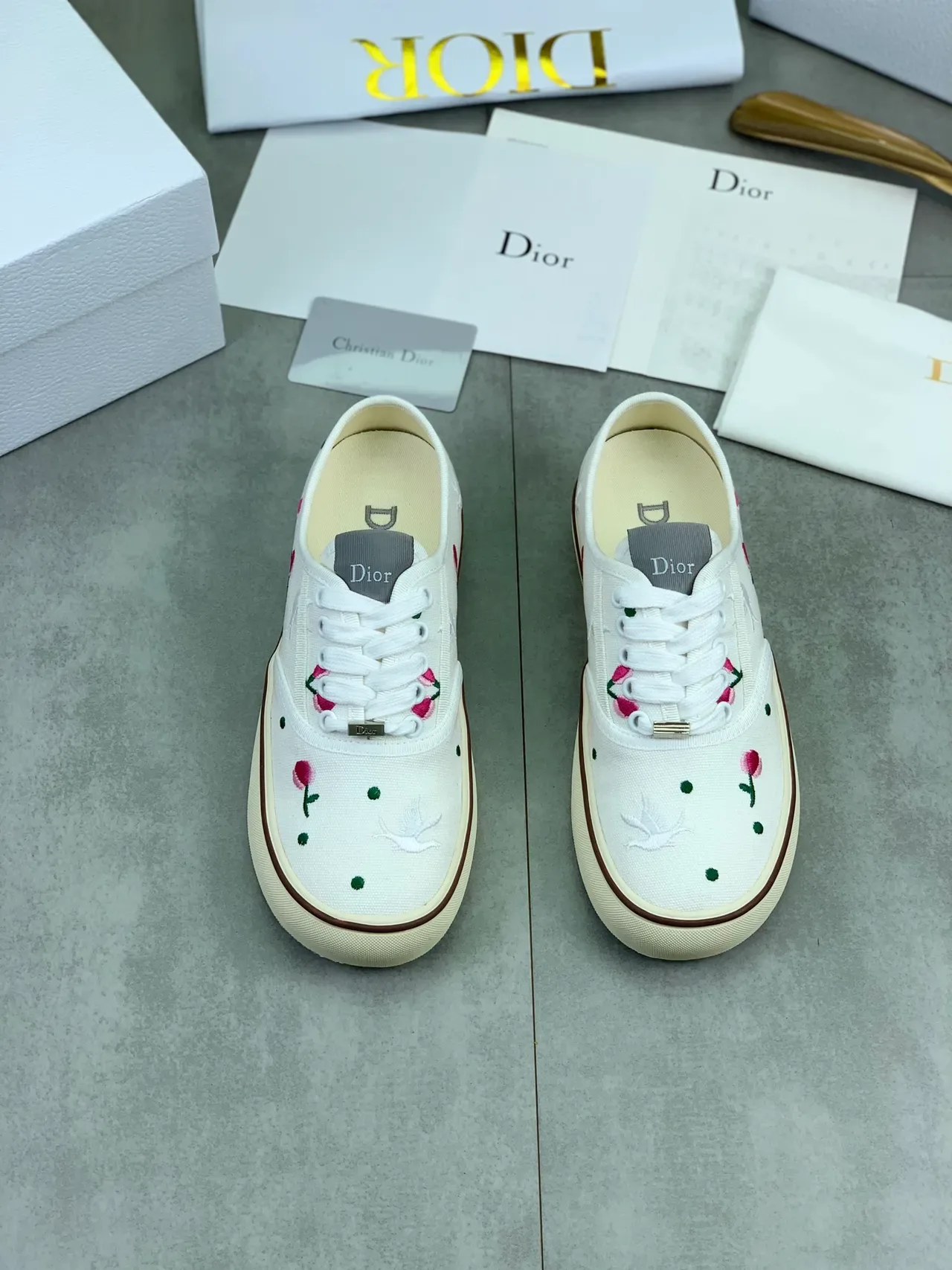 Dior 白色粉色绣花花卉帆布鞋面生活方式运动鞋 4