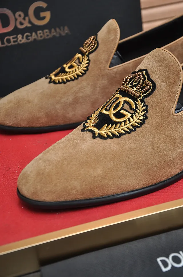 Dolce & Gabbana بيج أسود سويد علوي مطرز كرست لوفر 2