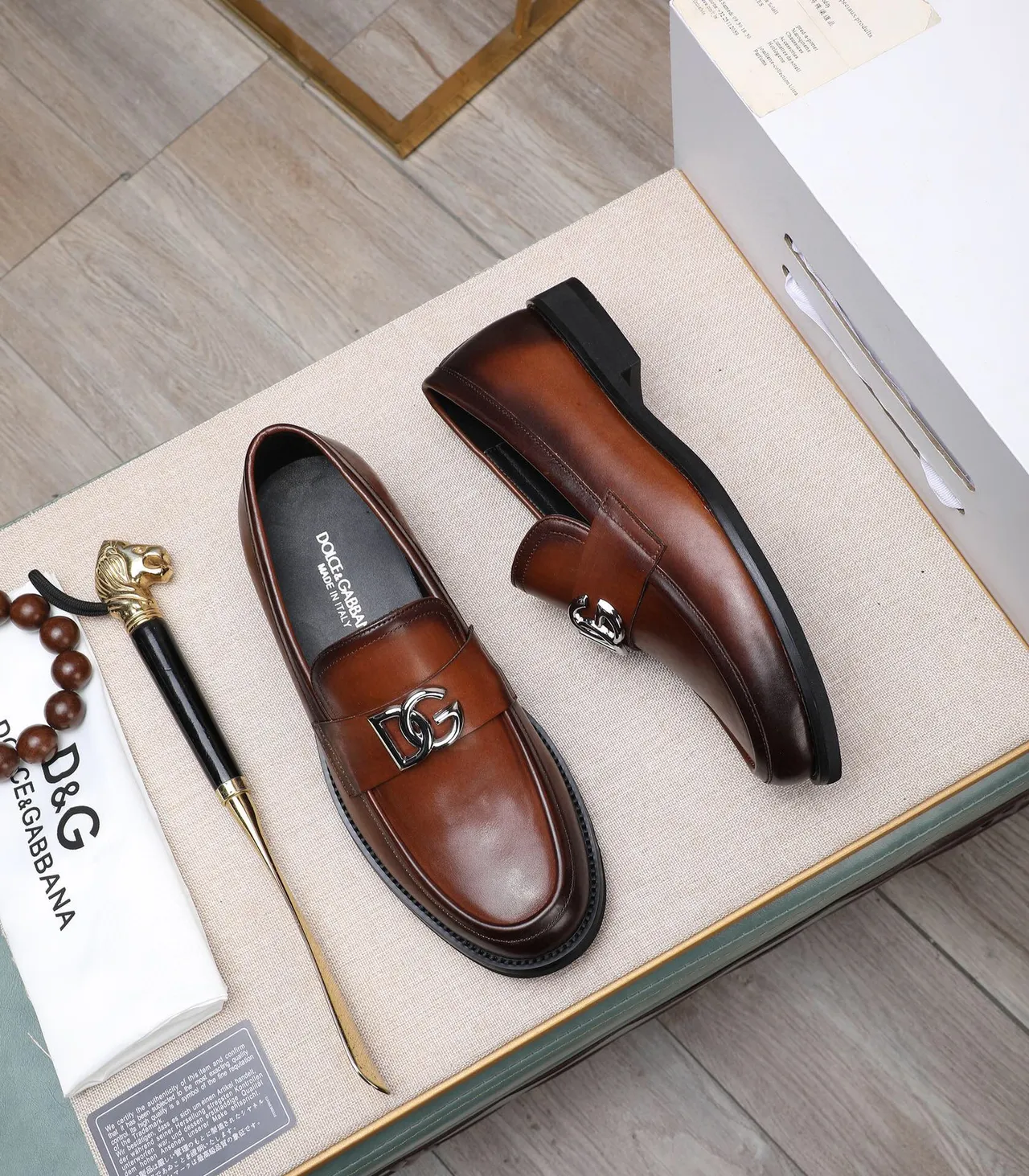 Dolce & Gabbana DG Buckle Loafer Mocasines de cuero marrón para hombres 2