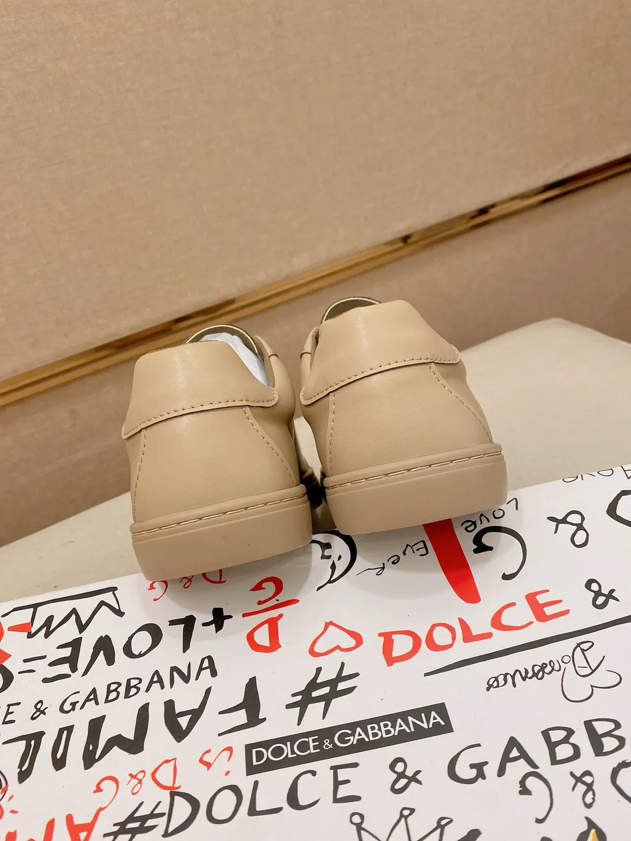 Dolce & Gabbana Portofino Beige cuero suave superior embossado DG Logo zapatillas lifestyle 3