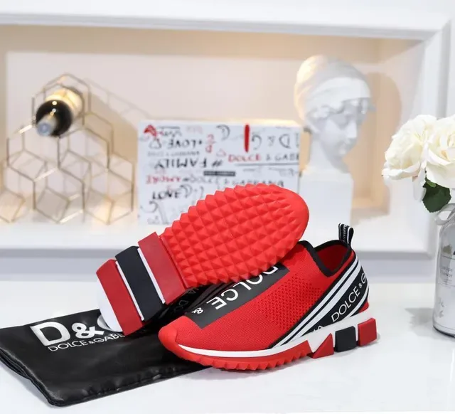 Dolce & Gabbana أحذية رياضية أسلوب حياة باللون الأحمر والأسود مع upper من الخياطة وأشرطة العلامة التجارية البارزة في الجانب وإغلاق slip-on 2