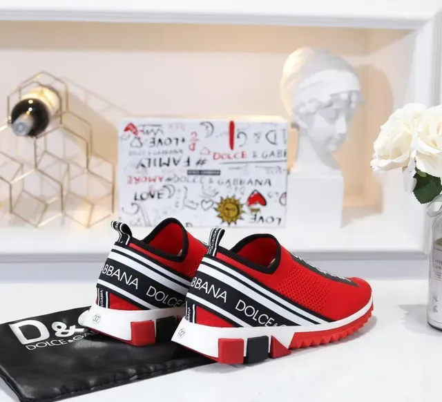 Dolce & Gabbana أحذية رياضية أسلوب حياة باللون الأحمر والأسود مع upper من الخياطة وأشرطة العلامة التجارية البارزة في الجانب وإغلاق slip-on 3