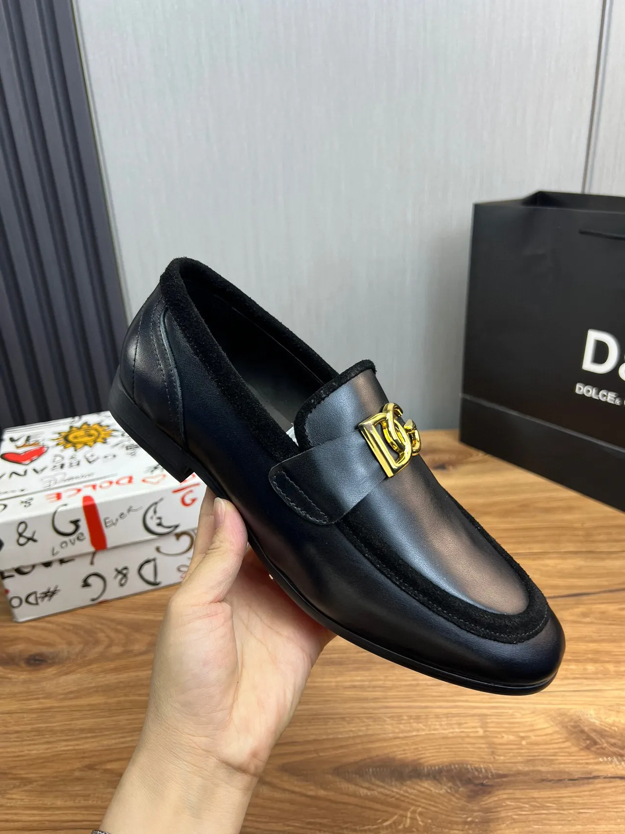 Dolce & Gabbana Cuir noir doré DG boucle Loafer 7
