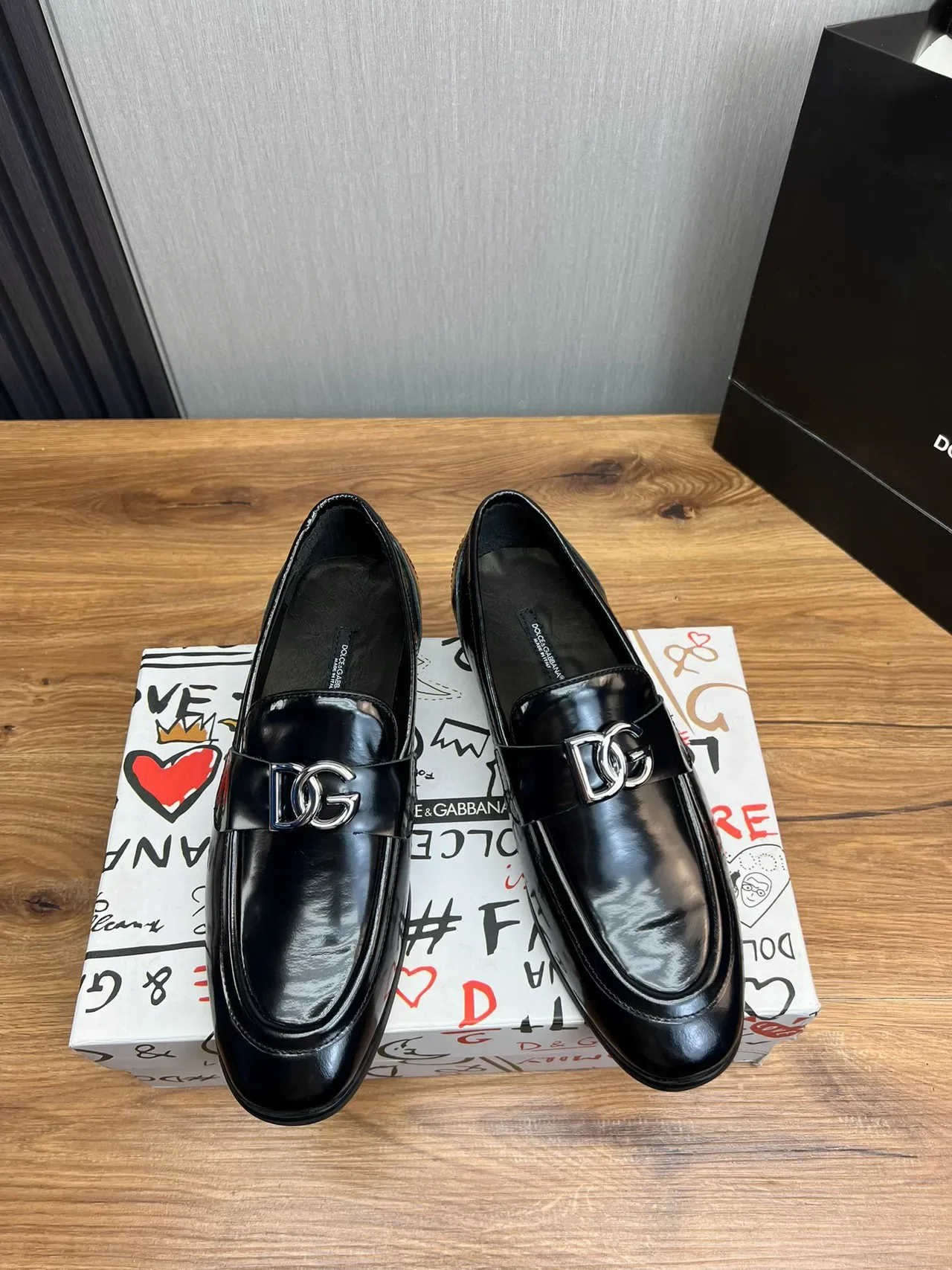 Dolce & Gabbana DG Buckle لوفر جلد أسود لامع 2