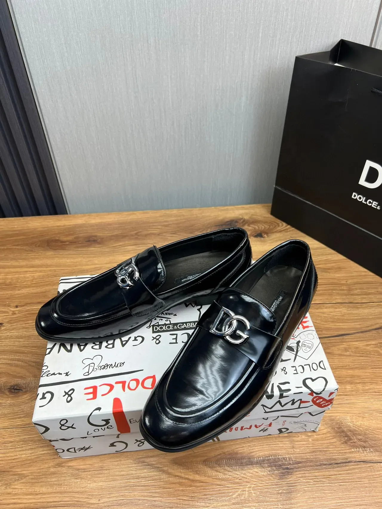 Dolce & Gabbana DG Buckle لوفر جلد أسود لامع 3