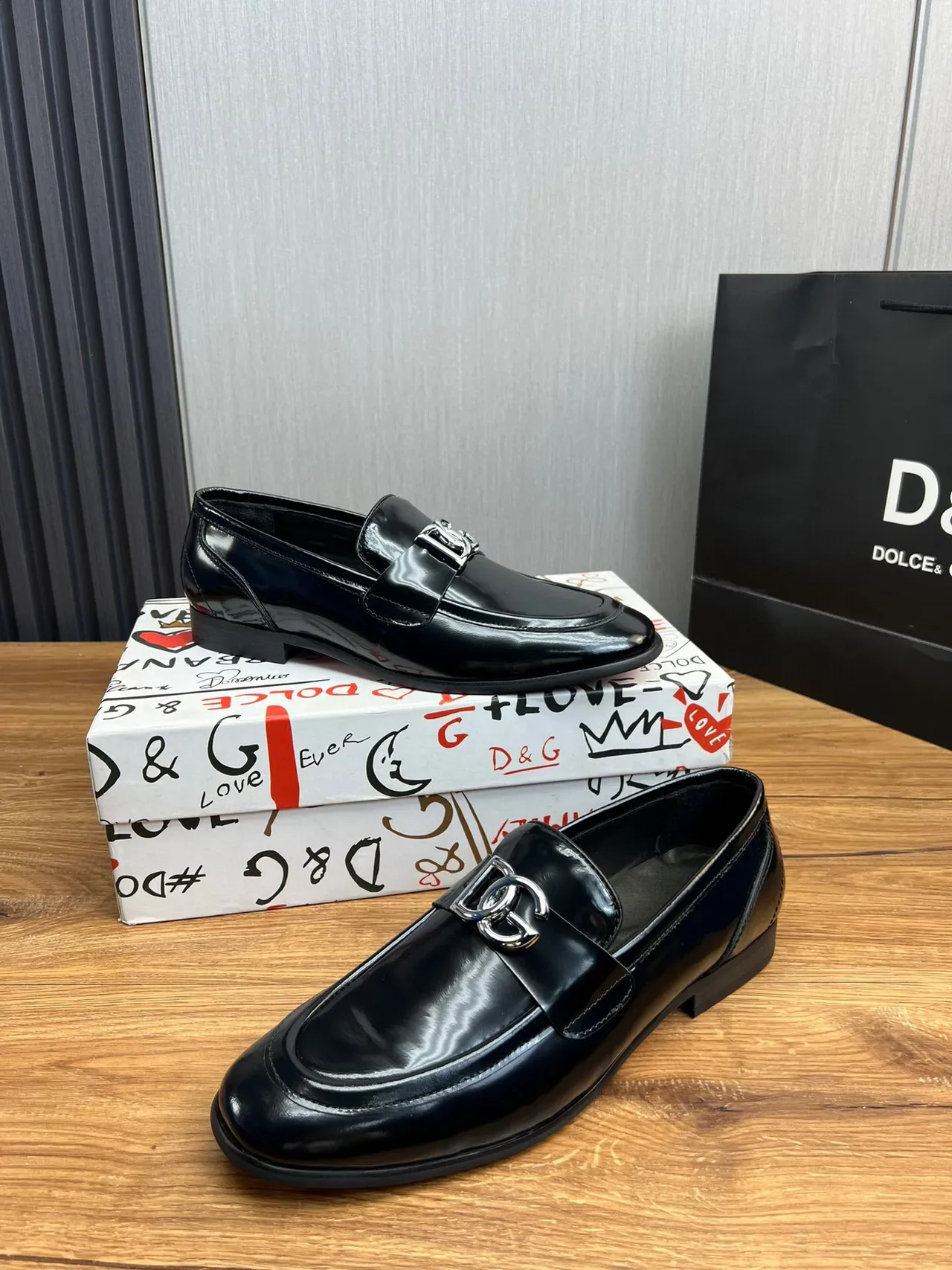 Dolce & Gabbana DG Buckle لوفر جلد أسود لامع 4