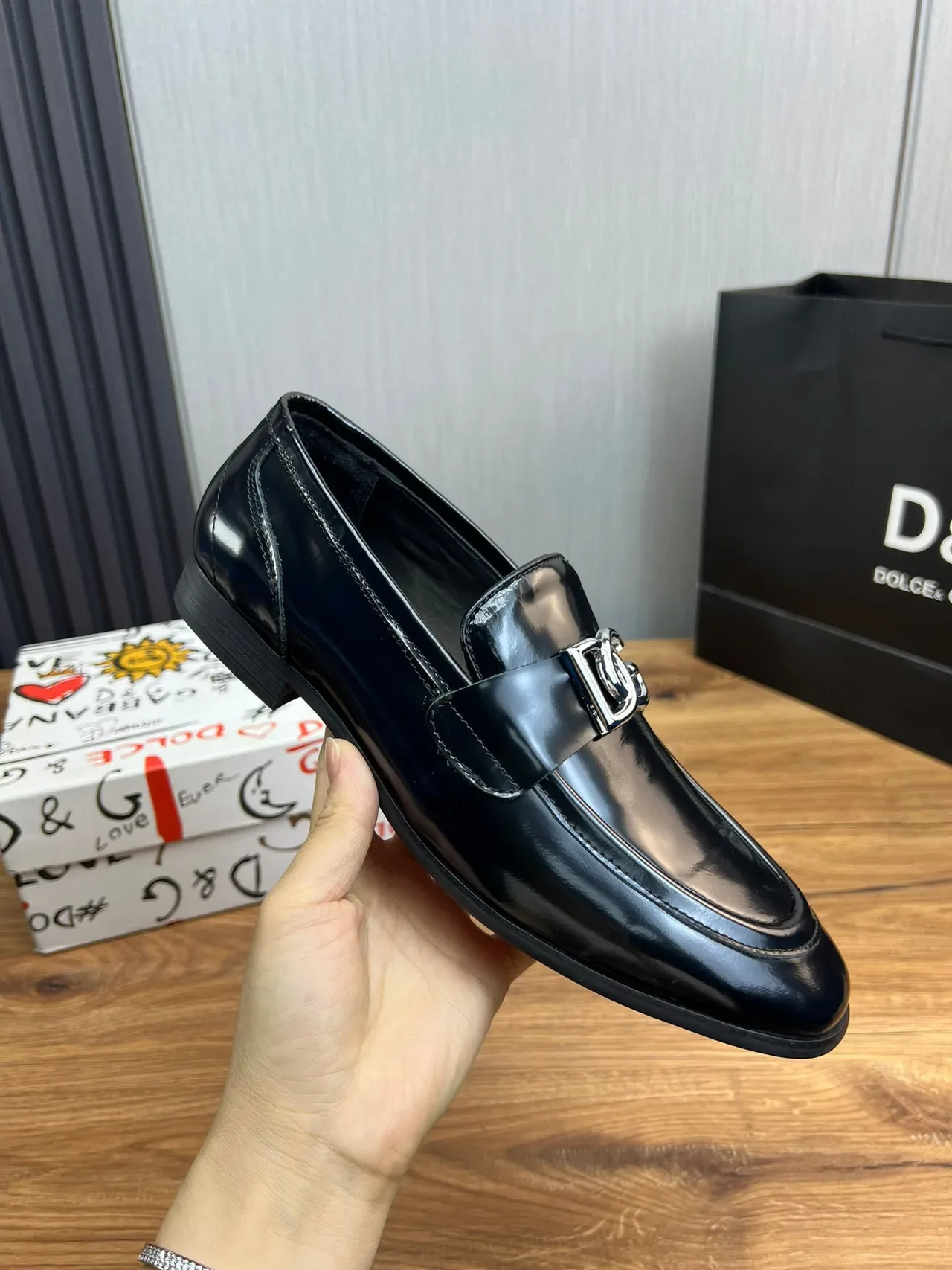 Dolce & Gabbana DG Buckle لوفر جلد أسود لامع 7