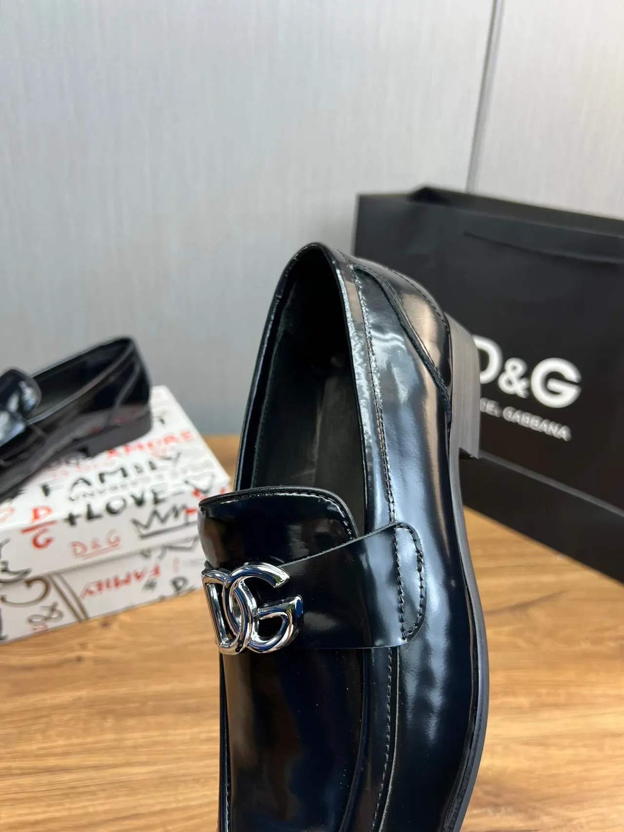 Dolce & Gabbana DG Buckle لوفر جلد أسود لامع 8