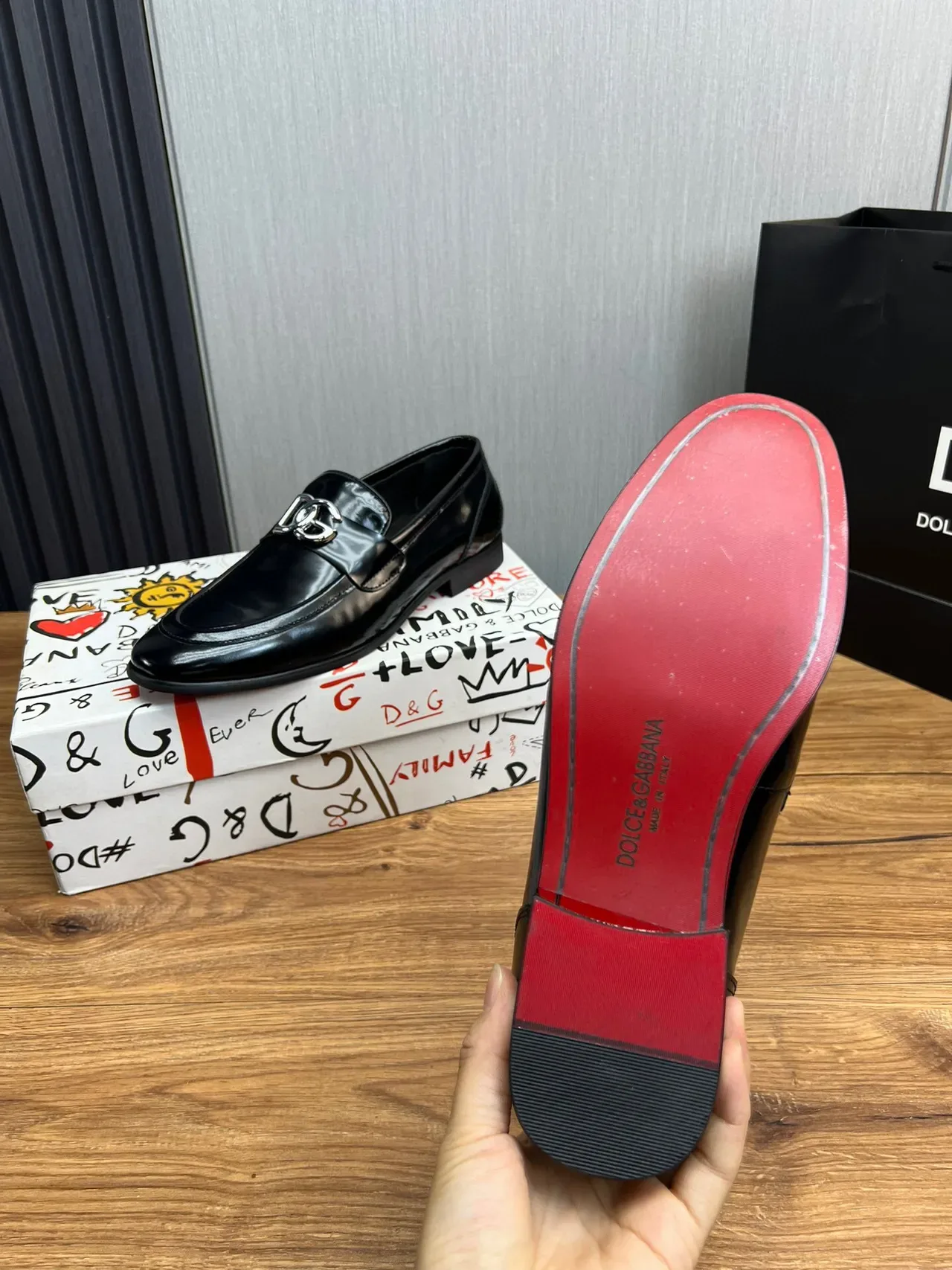 Dolce & Gabbana DG Buckle لوفر جلد أسود لامع 9
