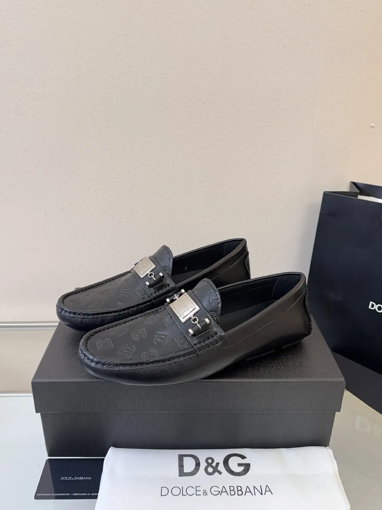 Dolce & Gabbana Portofino Monograma Embossado Mocasines de Cuero Negro 2