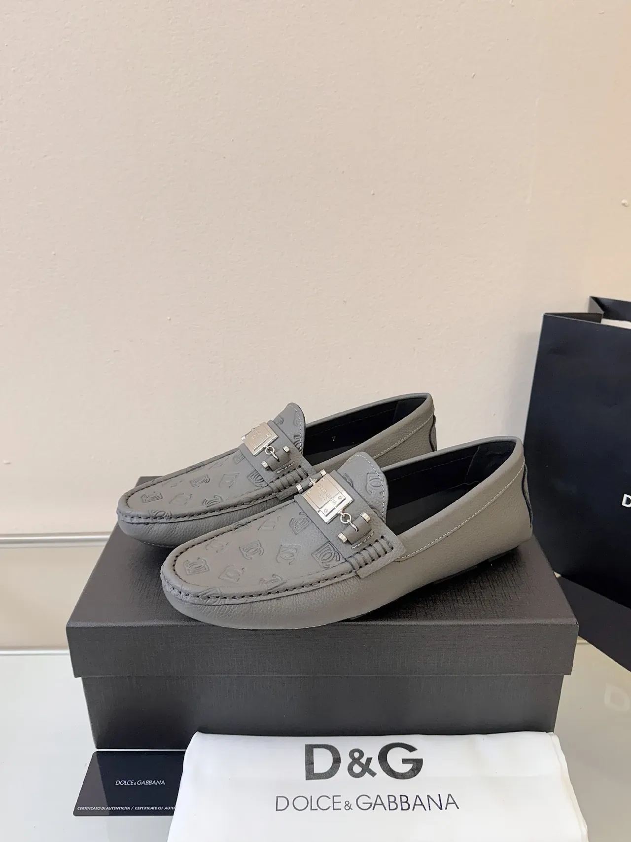 Dolce & Gabbana Portofino Mocassin en Cuir Gris avec Monogramme Embossé en Or et Boucle en Métal Style Horsebit 2