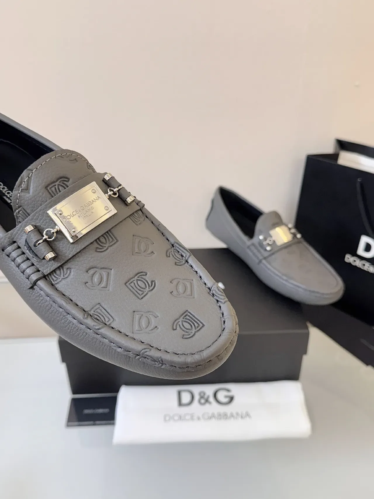 Dolce & Gabbana Portofino Mocassin en Cuir Gris avec Monogramme Embossé en Or et Boucle en Métal Style Horsebit 3