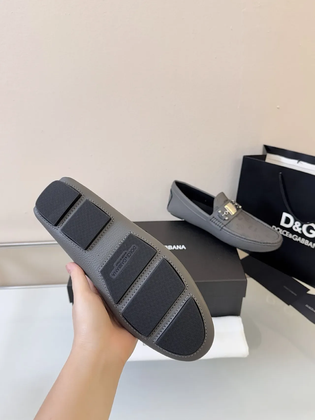 Dolce & Gabbana Portofino Mocassin en Cuir Gris avec Monogramme Embossé en Or et Boucle en Métal Style Horsebit 5