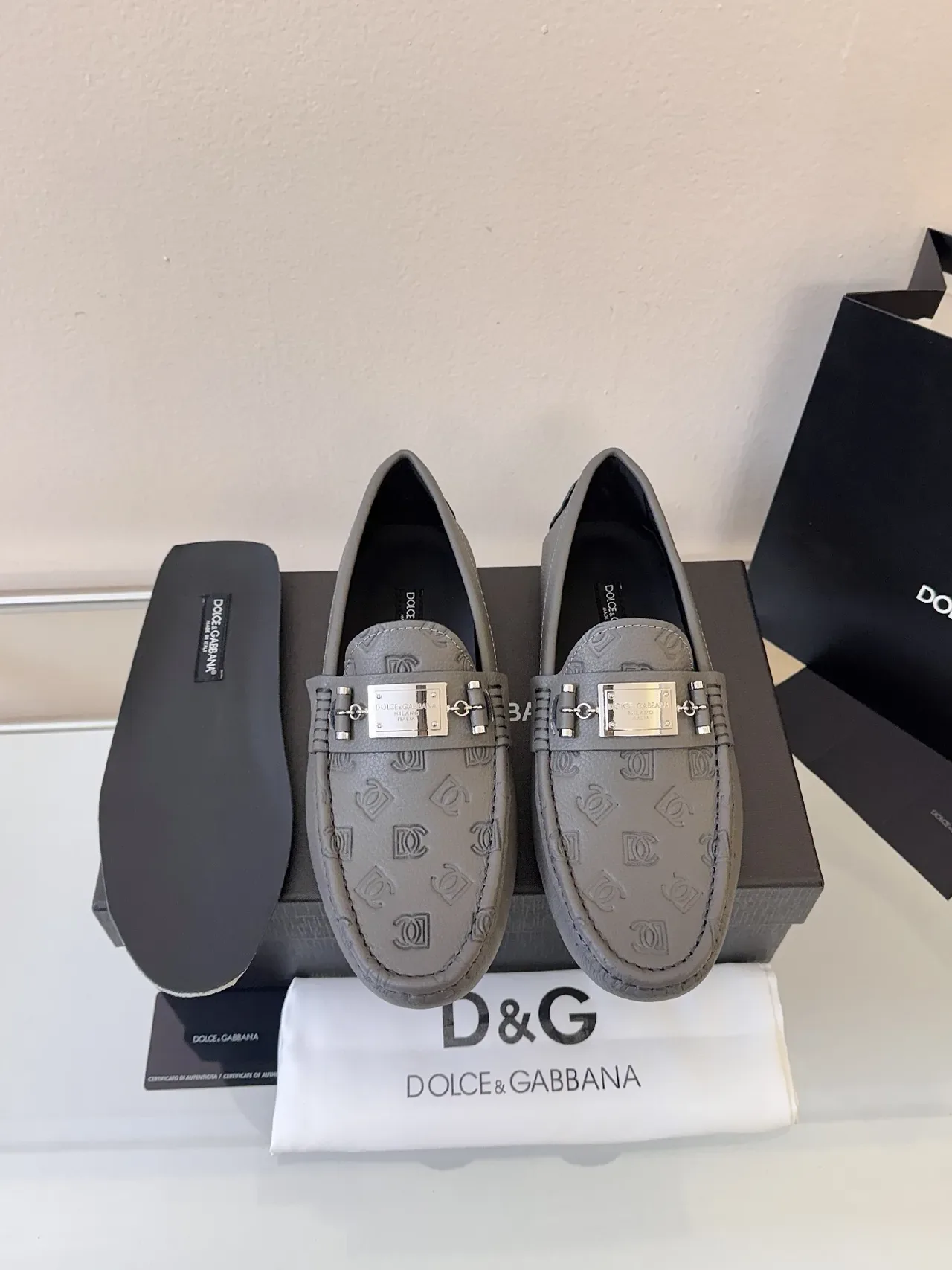 Dolce & Gabbana Portofino Mocassin en Cuir Gris avec Monogramme Embossé en Or et Boucle en Métal Style Horsebit 6