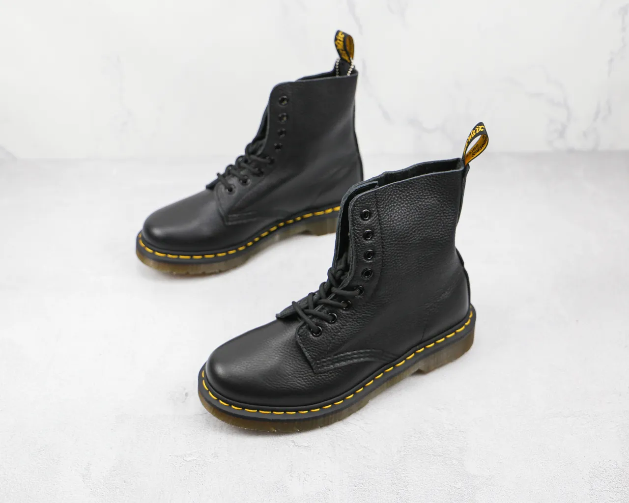 Dr. Martens 1460 काला पेब्ल्ड लेदर 8-आई मर्टिन बूट 7