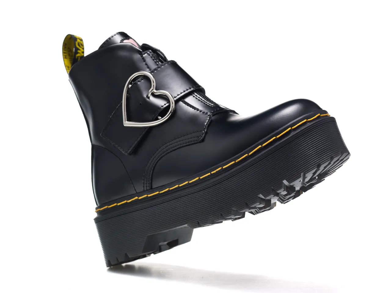 Dr. Martens Botas de plataforma negra amarilla con hebilla en forma de corazón para tobillo 4