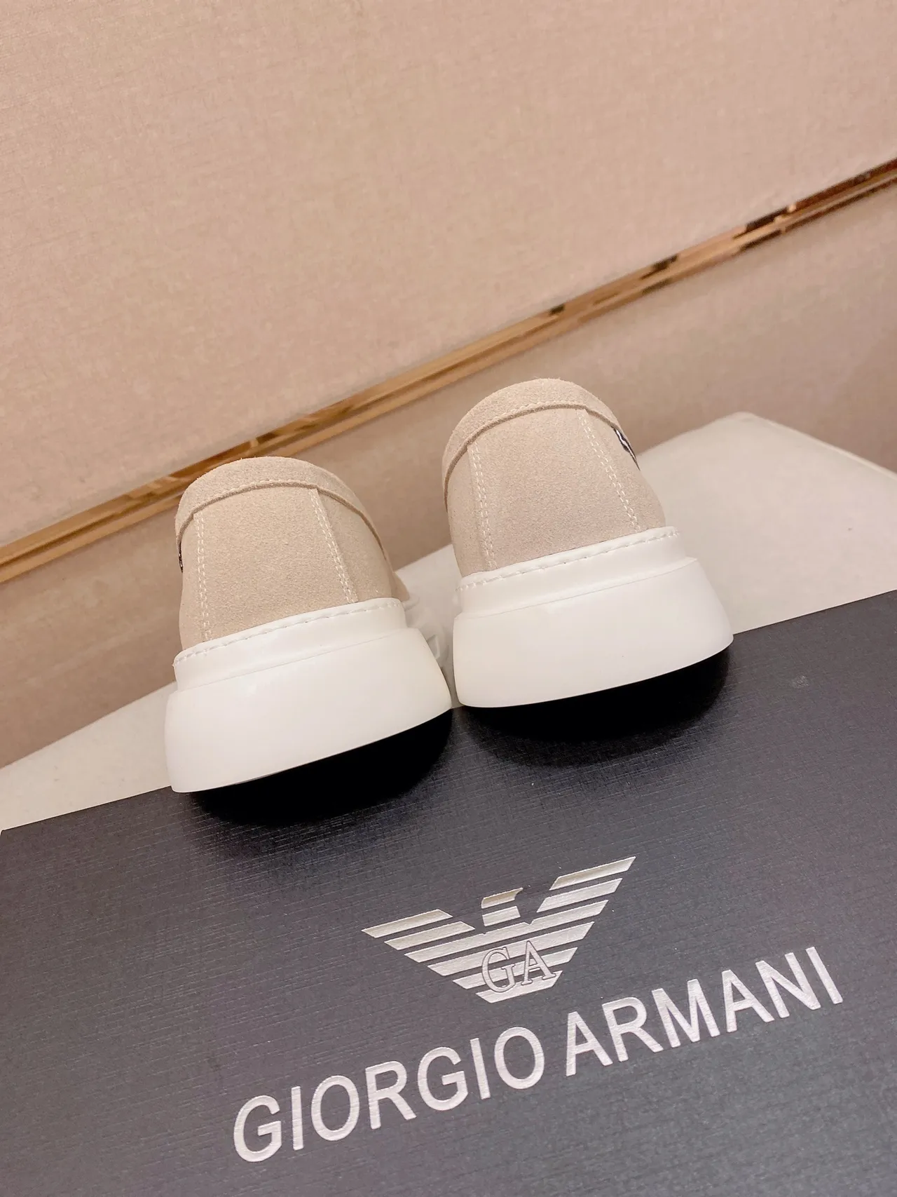 Emporio Armani حذاء لوفر بيج من السويد مع منصة 3