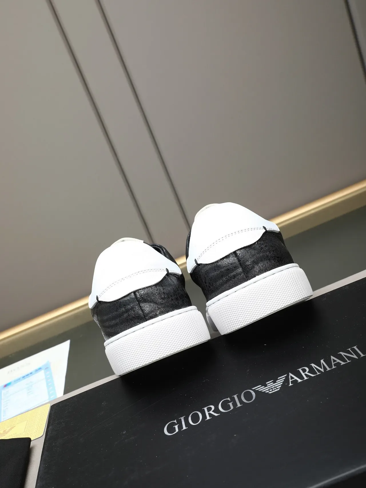 Emporio Armani أسود أبيض جلد مموج علوي وسط متباين حذاء رياضي نمط حياة 3