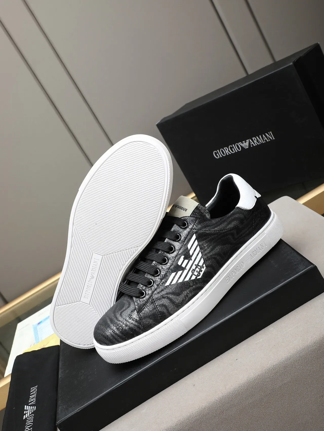 Emporio Armani أسود أبيض جلد مموج علوي وسط متباين حذاء رياضي نمط حياة 4